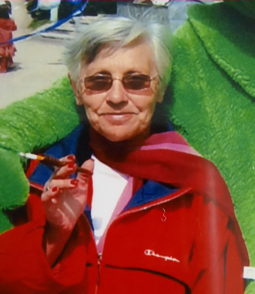 Жена са црвеним шеширом