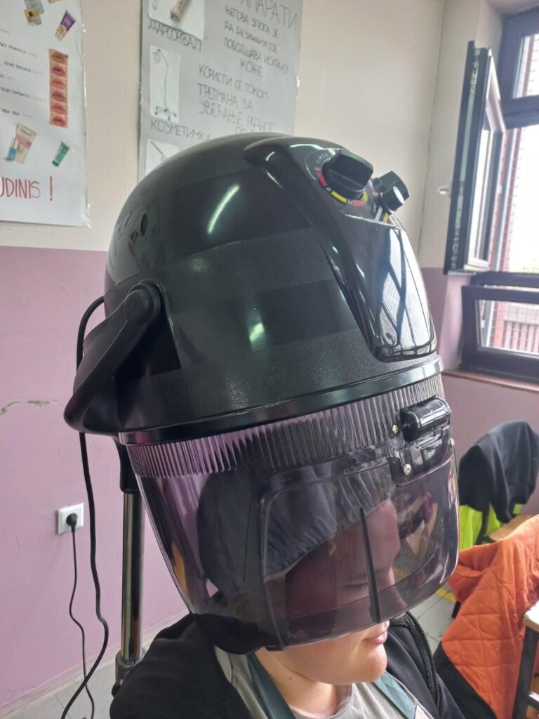 Опрема за занимање фризер (22.3.2023.) Опрема за занимање фризер (22.3.2023.)