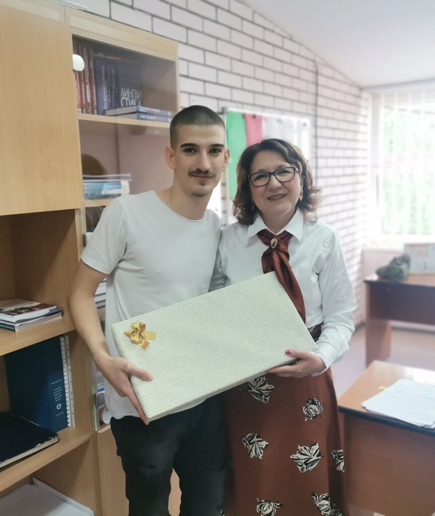 УРУЧЕНЕ НАГРАДЕ ПОБЈЕДНИЦИМА ШКОЛСКОГ ШАХОВСКОГ ТУРНИРА УРУЧЕНЕ НАГРАДЕ ПОБЈЕДНИЦИМА ШКОЛСКОГ ШАХОВСКОГ ТУРНИРА