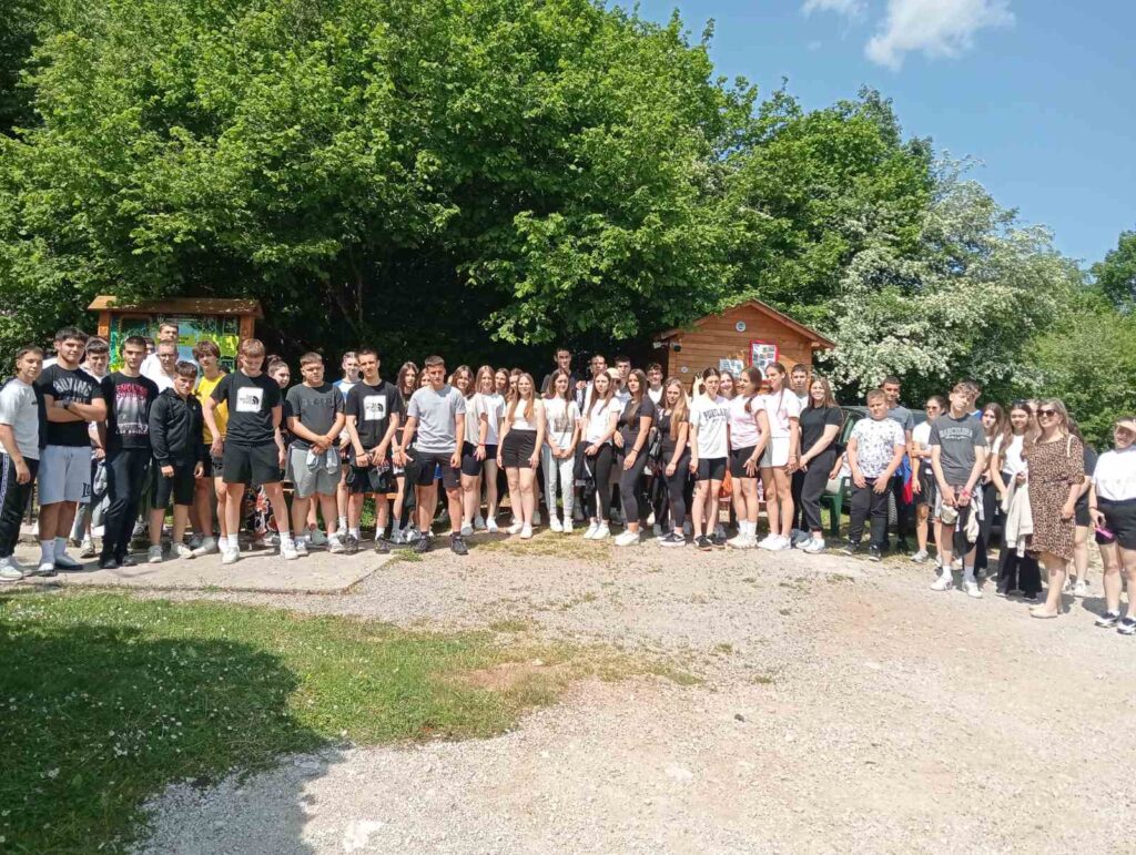 ИЗЛЕТ ПРВАКА – ПРИРОДА КОЈА ОДУШЕВЉАВА И ПРИЈАТЕЉСТВА КОЈА РАСТУ