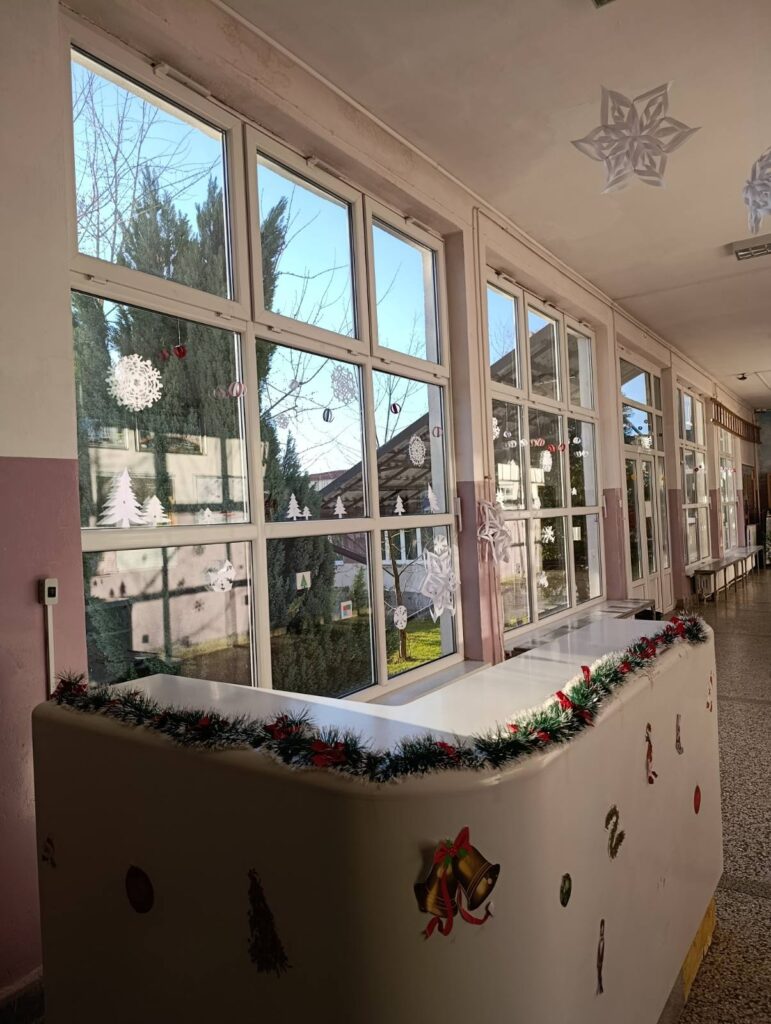 НОВОГОДИШЊА ЧАРОЛИЈА У ХОЛУ НАШЕ ШКОЛЕ